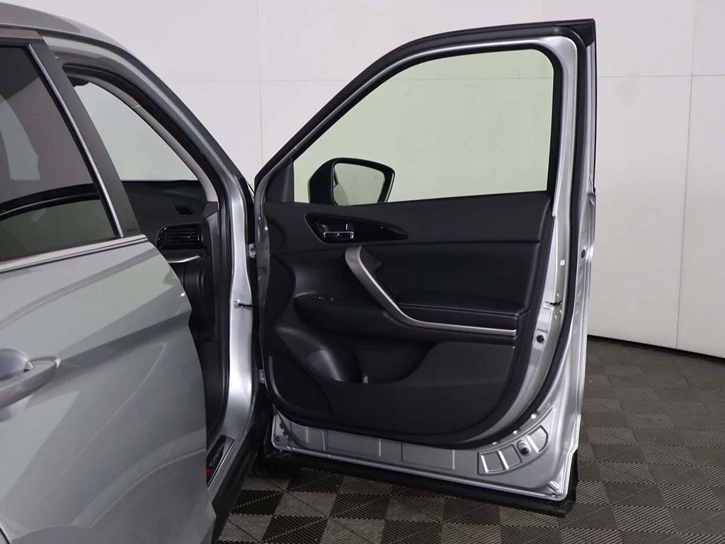 New 2026 Silver Mitsubishi SE image 19