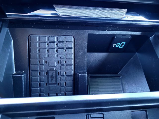 Used 2025  Ford Lariat image 17