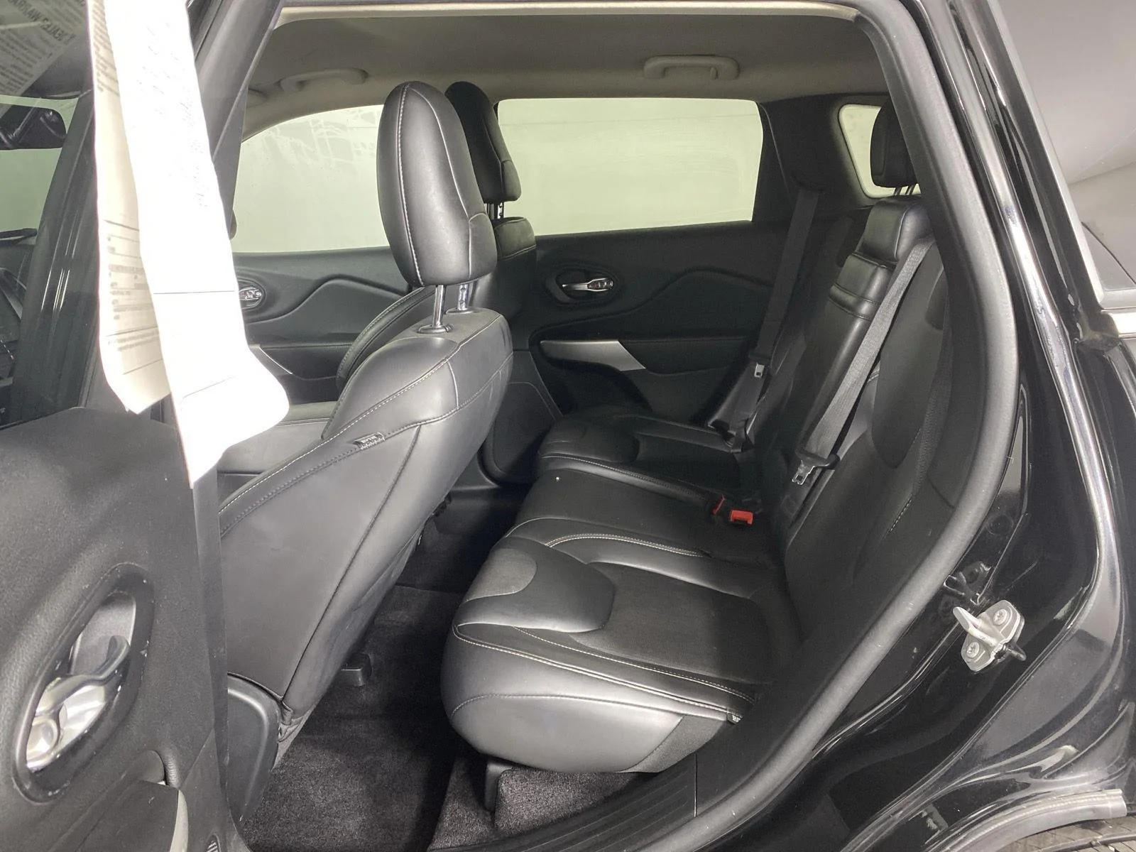 Used 2018 Diamond Black Crystal Pearlcoat Jeep Latitude Plus image 11