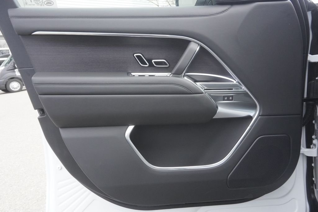 New 2026 Fuji White Land Rover SE image 17