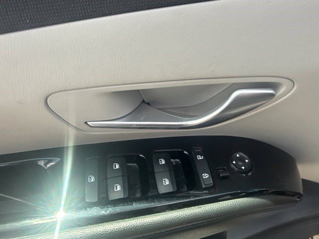 Used 2022 Phantom Black Hyundai SEL image 11