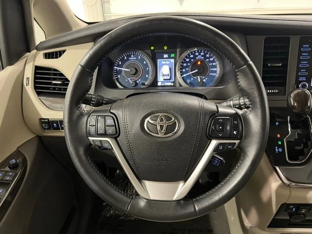 2019 Toyota Sienna XLE - Photo 12