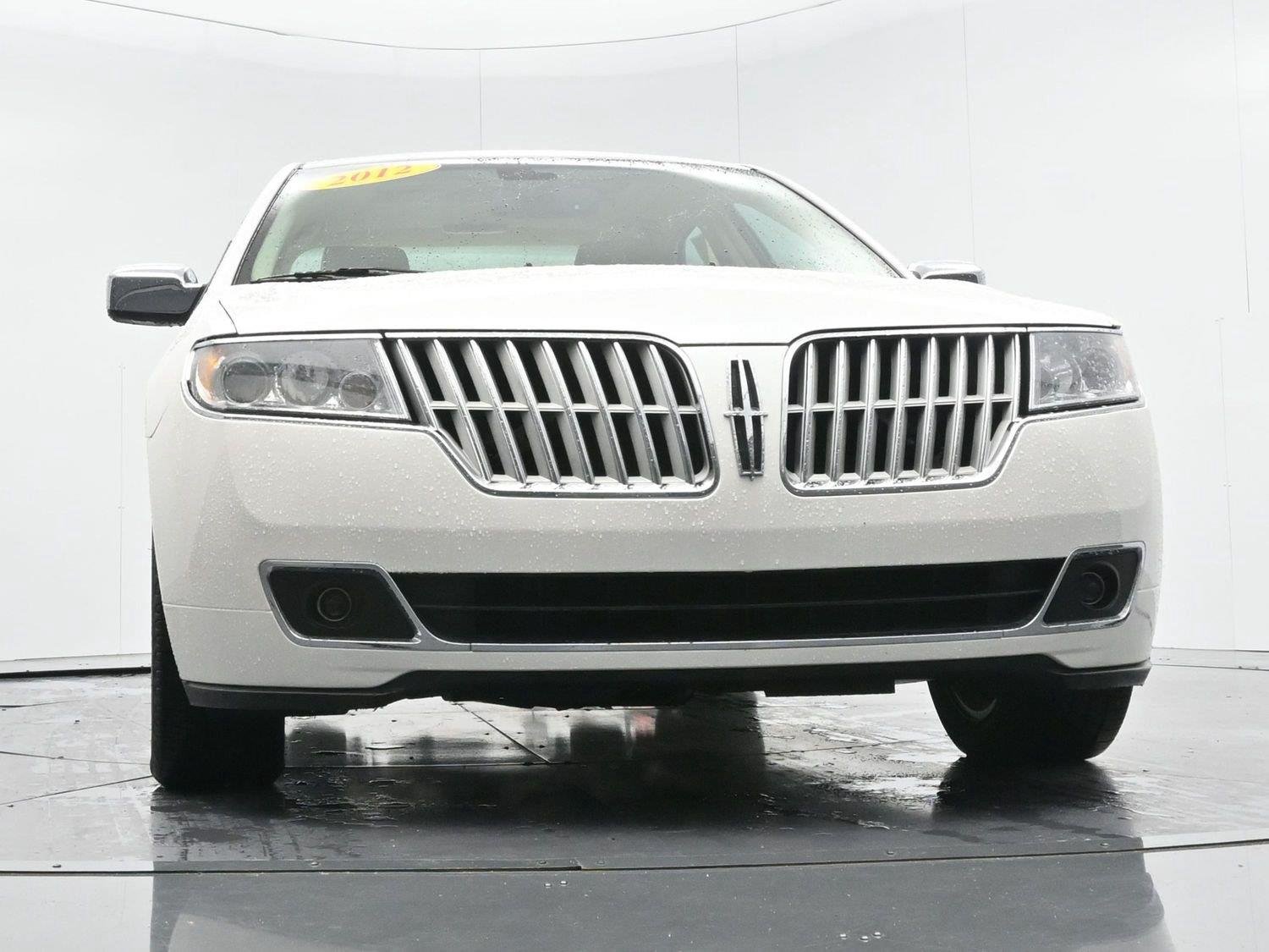 Used 2012 White Platinum Metallic Tricoat Lincoln 4dr Sdn FWD image 45