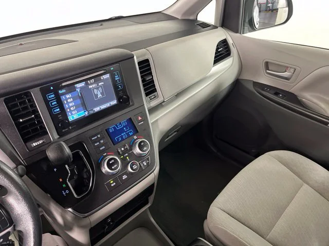 Used 2015 Silver Toyota LE image 33