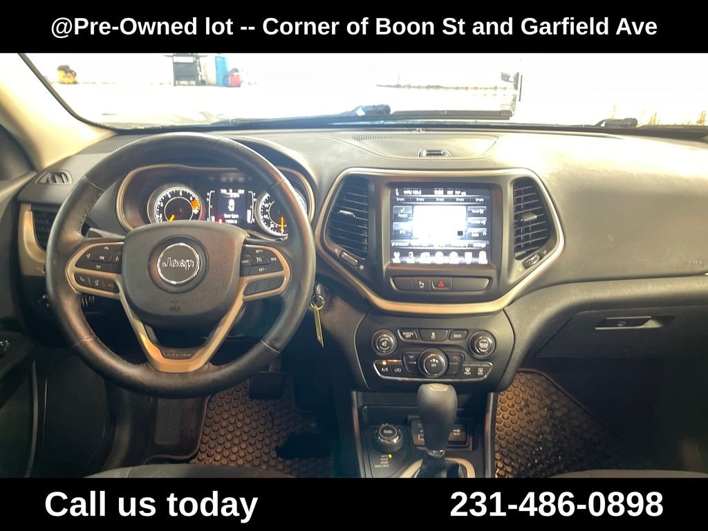 Used 2017 Green Jeep Latitude image 18