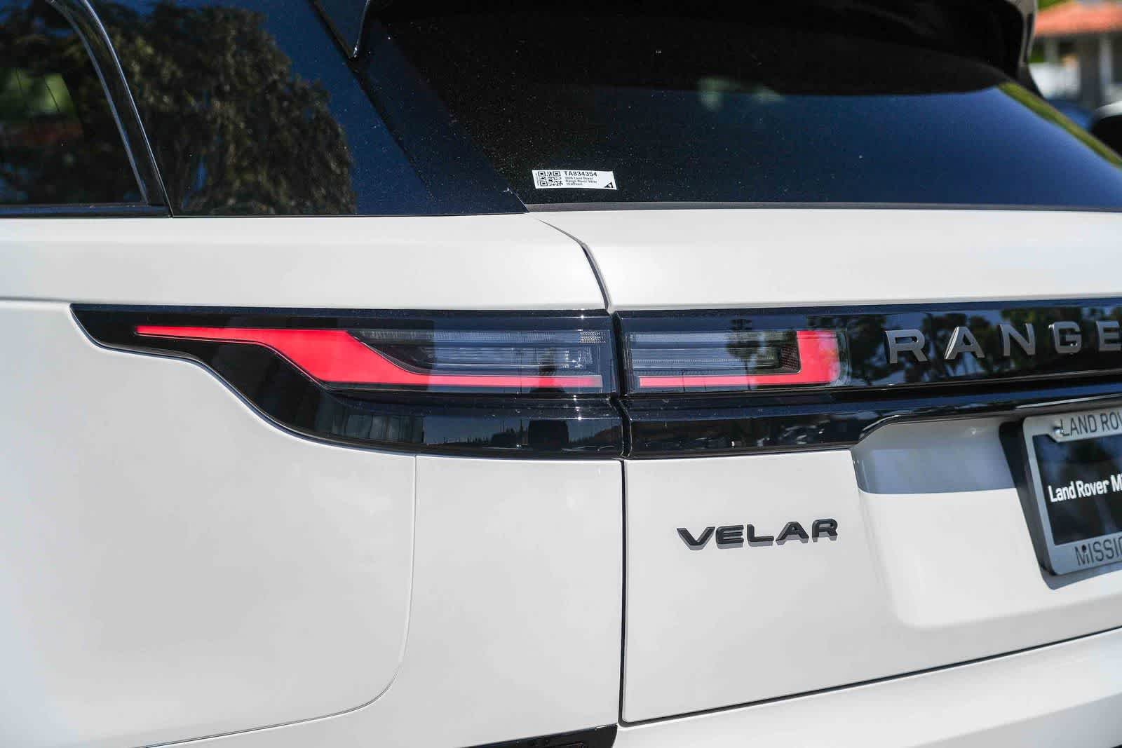 New 2026 Ostuni Pearl White Land Rover Dynamic SE image 7