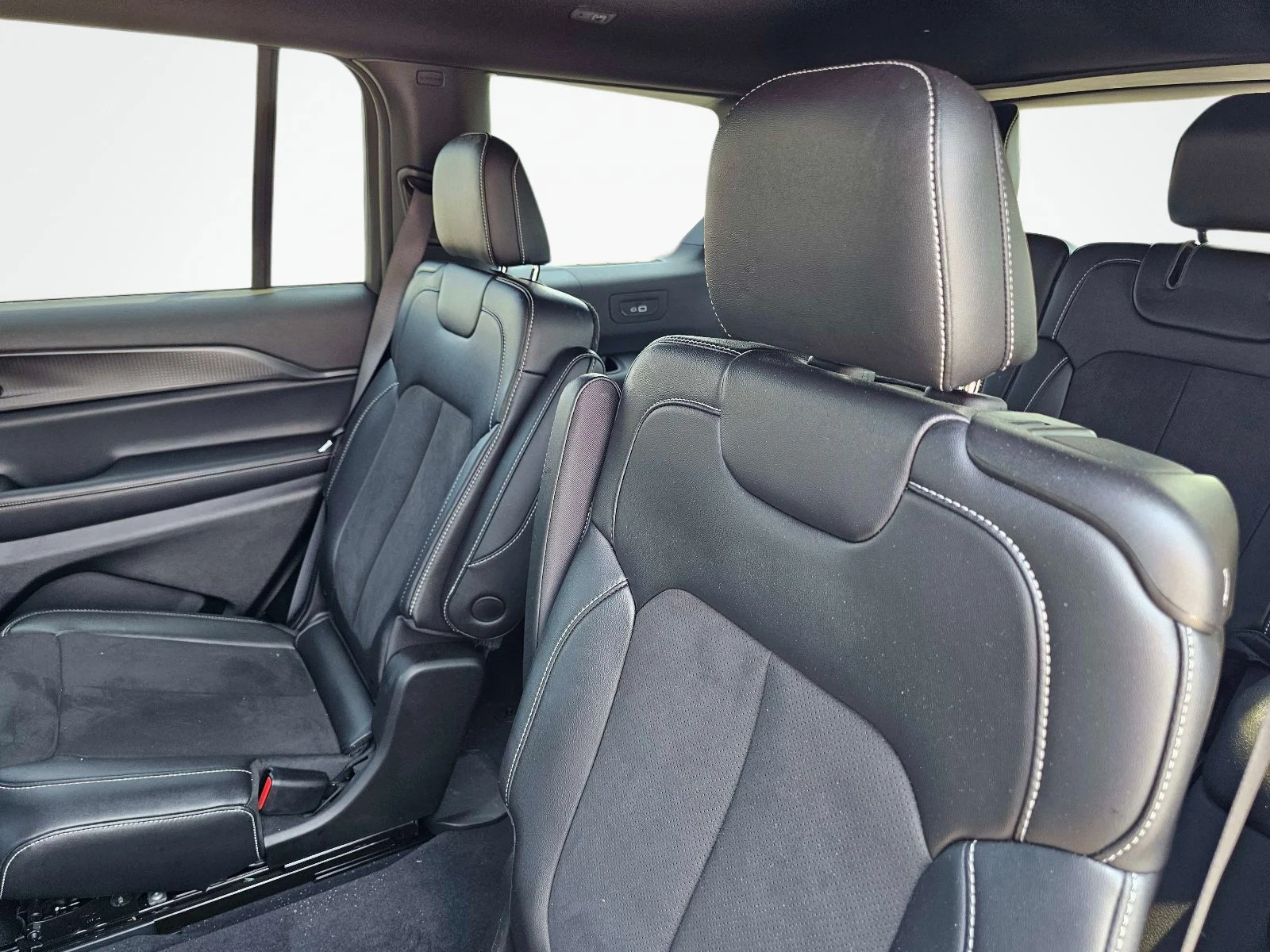 Used 2024 Diamond Black Crystal Pearlcoat Jeep Altitude image 31