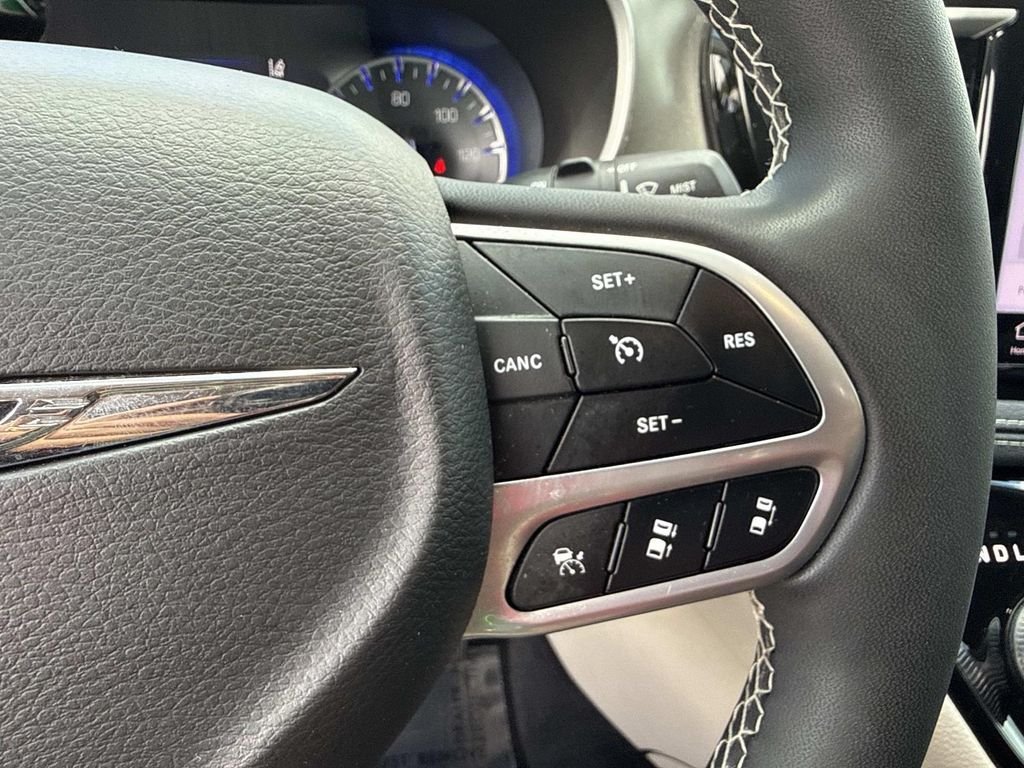 Used 2022 Red Chrysler Touring L image 37