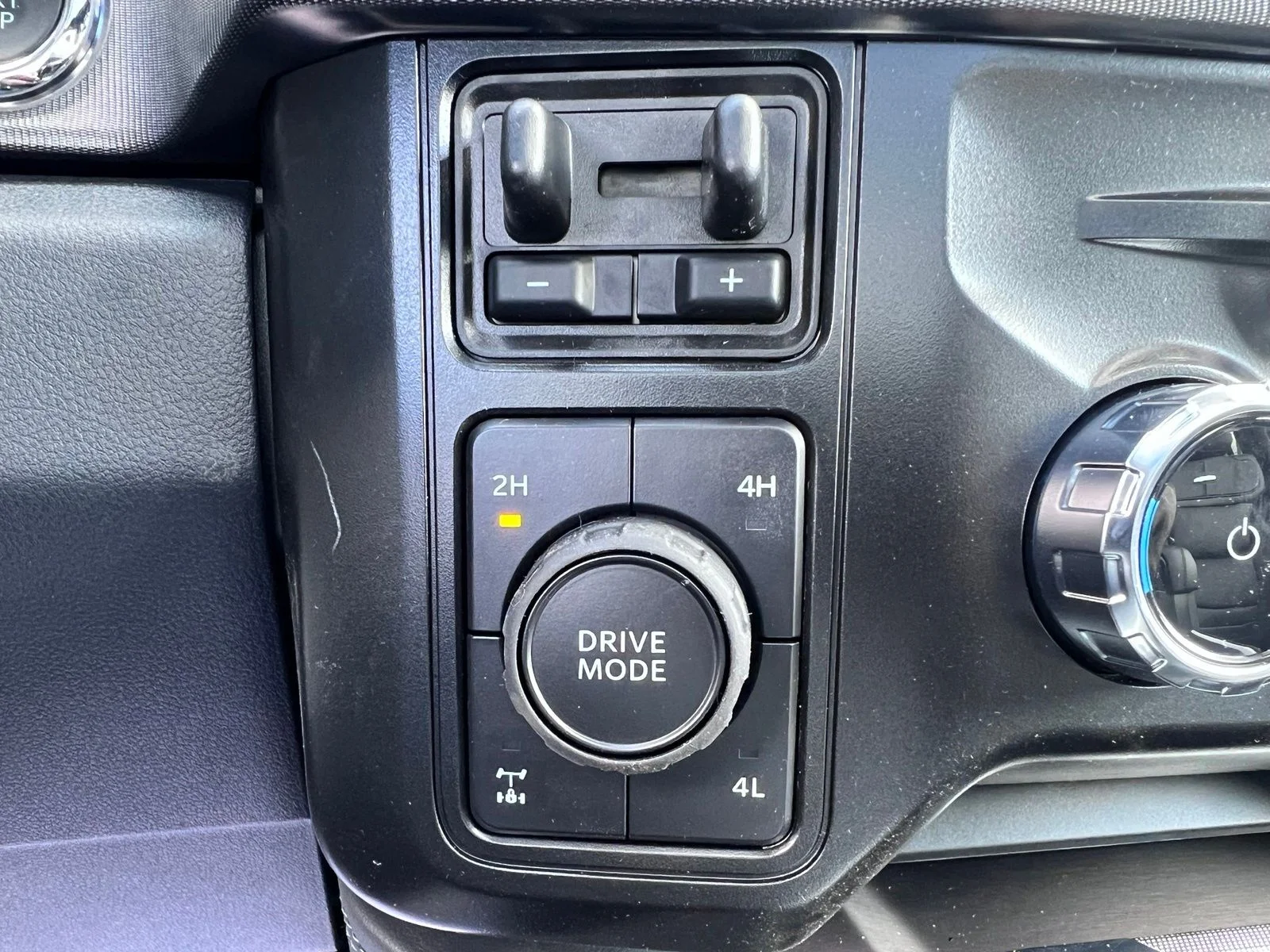New 2026 Star White Metallic Tri-Coat Ford F-350® Platinum® image 40