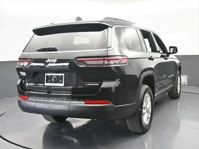 New 2026 Diamond Black Crystal Pearl-Coat Exterior Paint Jeep Laredo image 4