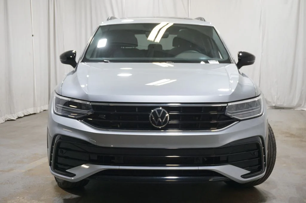 Certified Used 2022 Silver Volkswagen 2.0T SE R-Line Black image 5