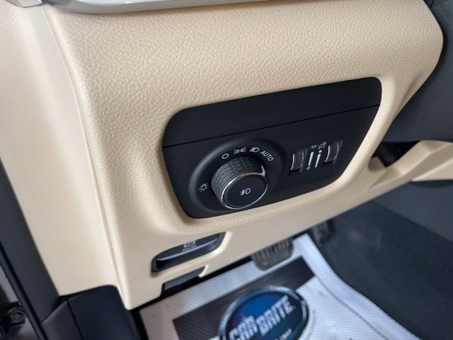 Used 2021  Jeep Limited image 20