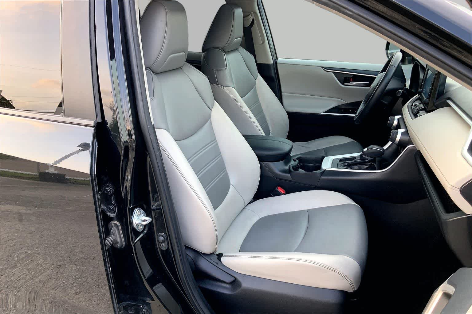 Used 2021 Midnight Black Metallic Toyota XLE Premium image 8
