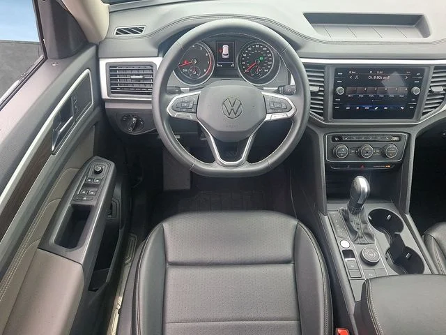 Used 2021 Black Volkswagen 3.6L V6 SE w/Technology image 11
