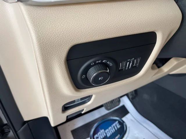 Used 2021  Jeep Limited image 20