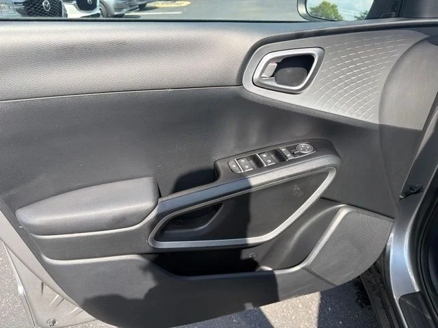 Used 2025  Kia LX image 24