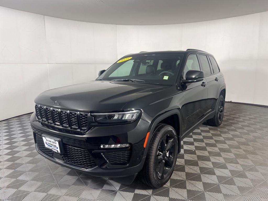 Used 2025 Diamond Black Crystal Pearlcoa Jeep Limited image 5