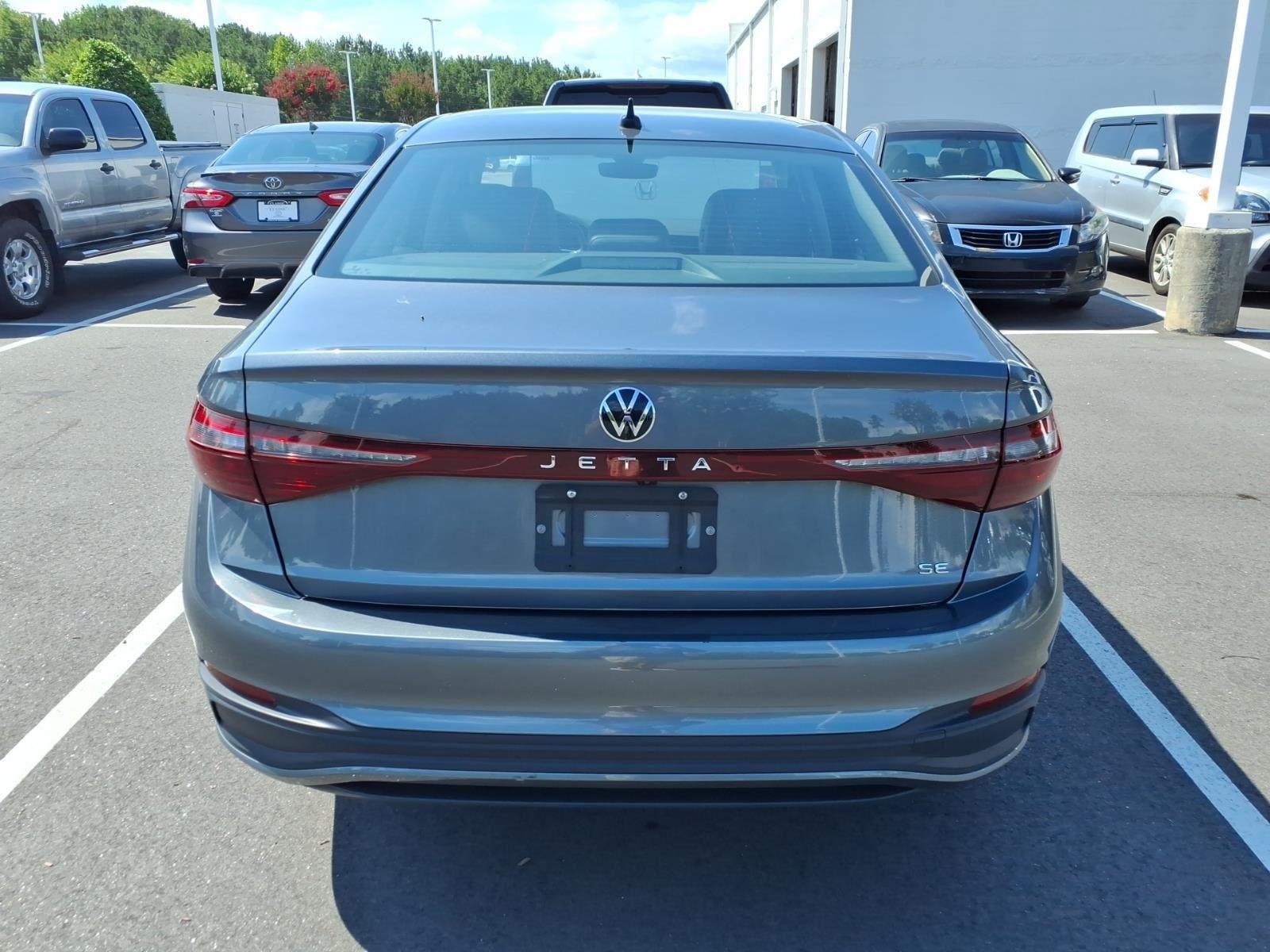 Used 2025  Volkswagen SE image 4