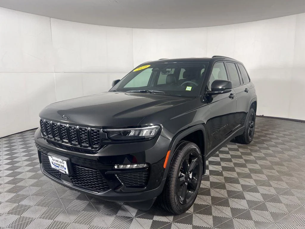 Used 2025 Diamond Black Crystal Pearlcoa Jeep Limited image 5