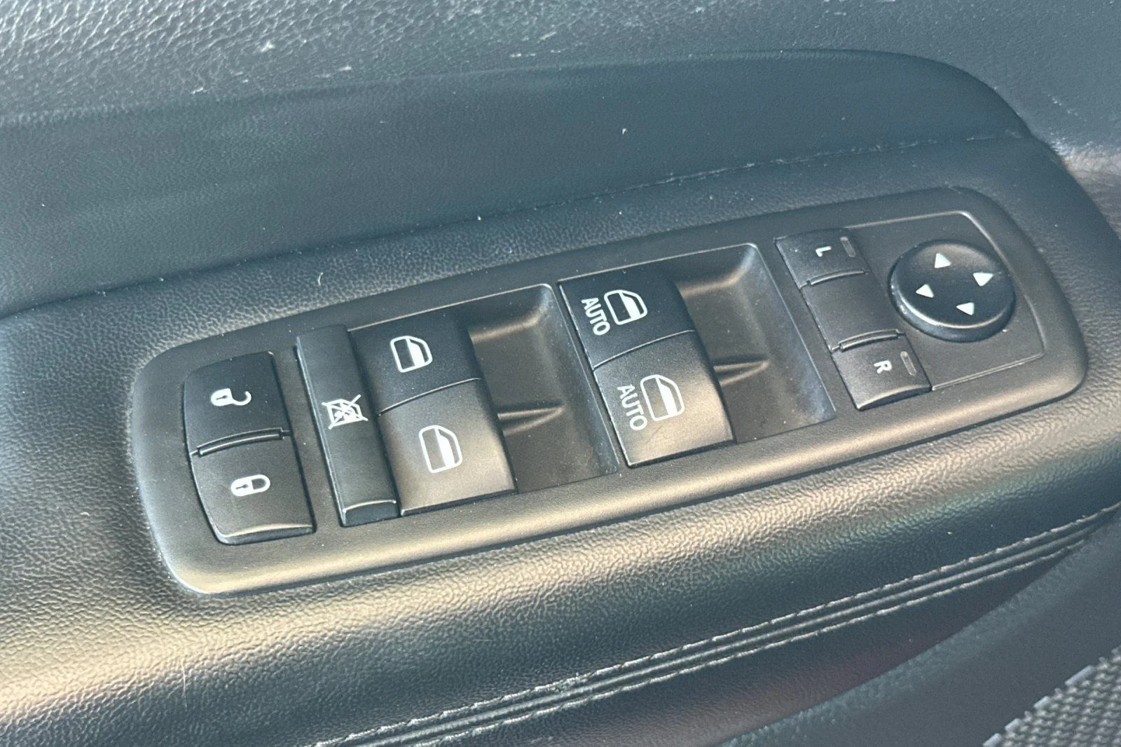 Used 2019 Red Jeep Altitude image 19