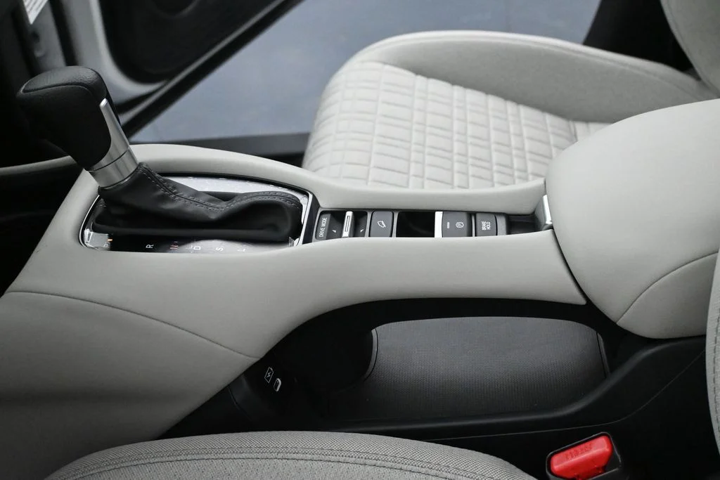 New 2027 Platinum White Pearl Honda LX image 18