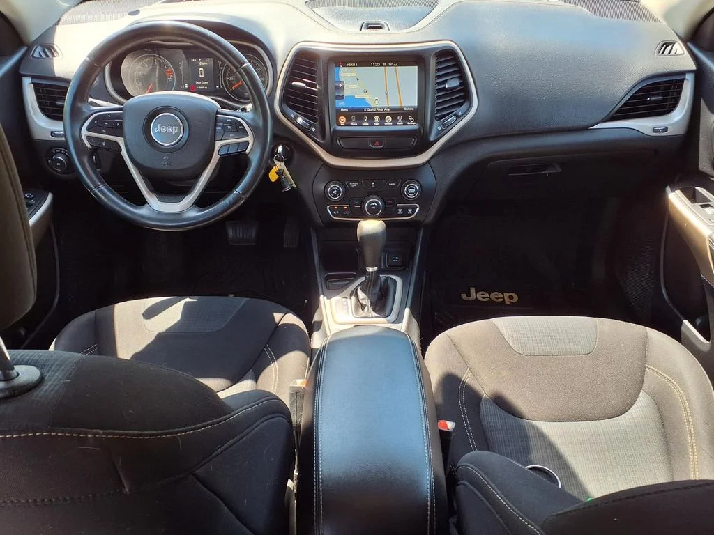 Used 2018 Black Jeep Latitude image 9