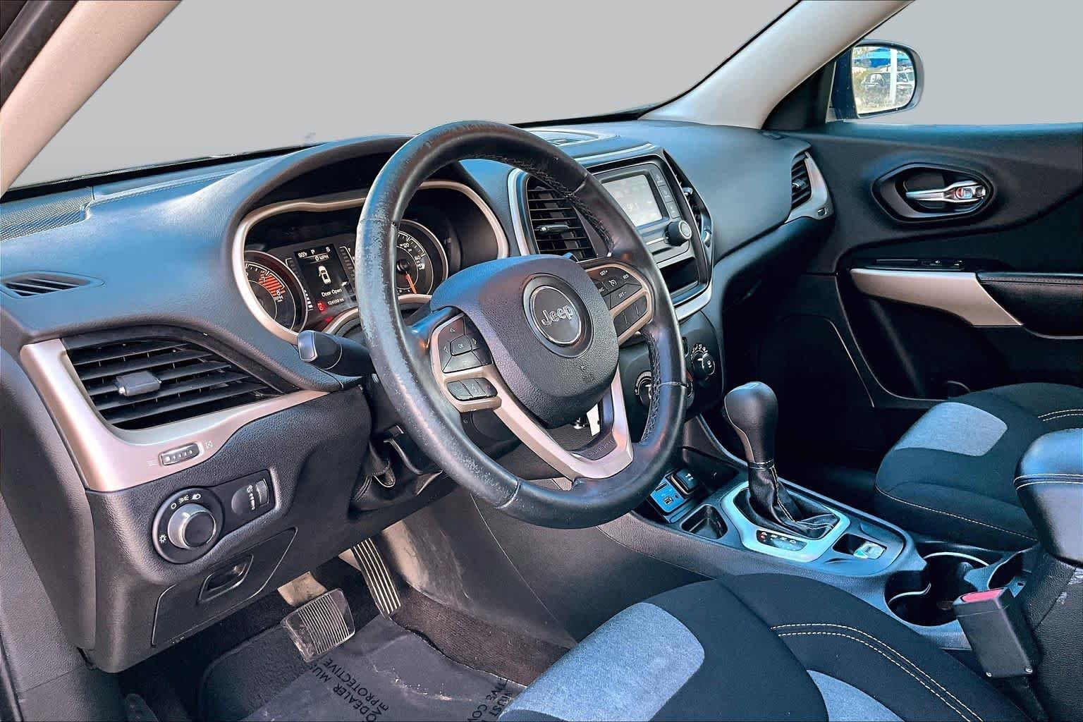 Used 2017 Granite Crystal Metallic Clearcoat Jeep Altitude image 17