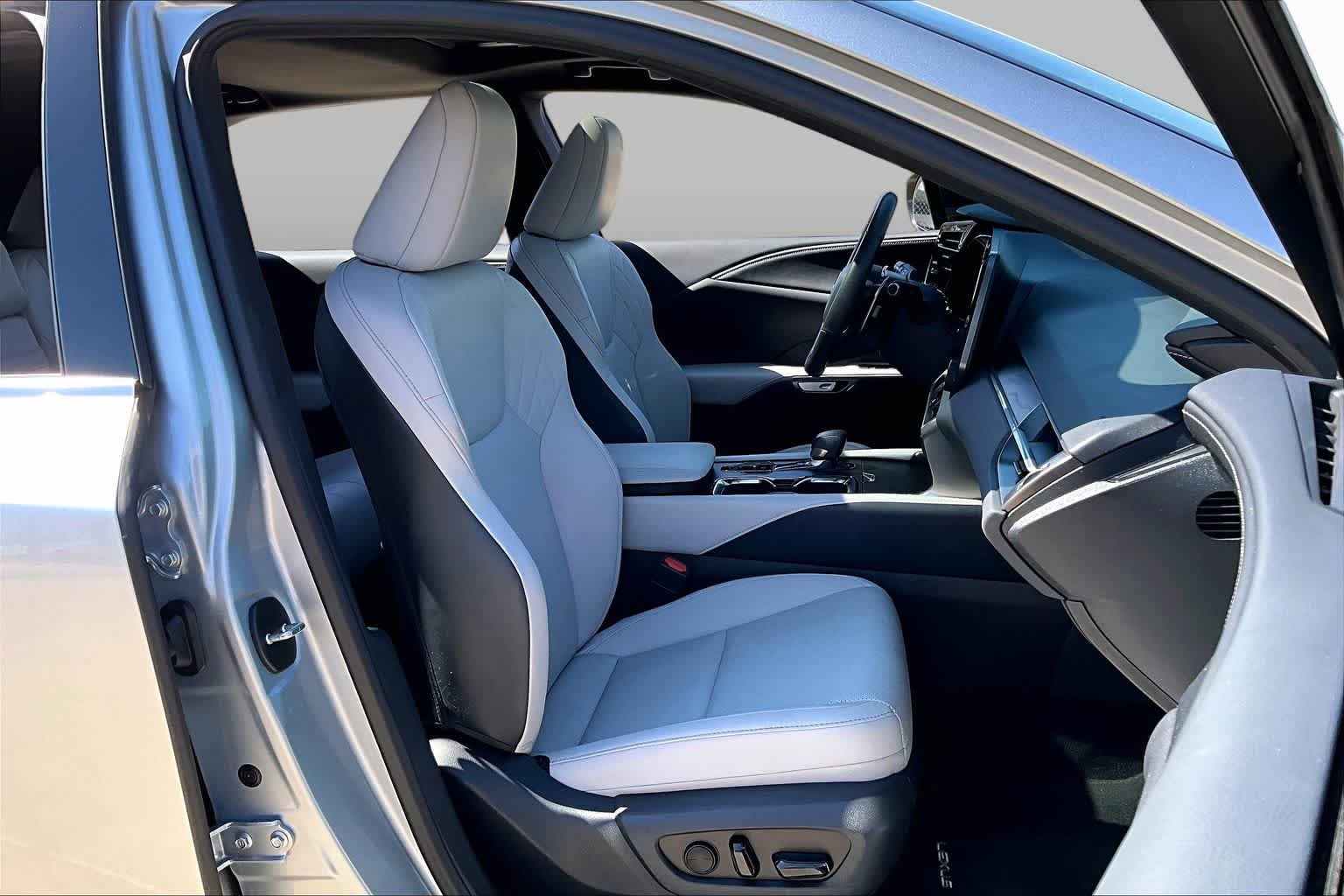2025 Lexus RX 350 - Photo 16