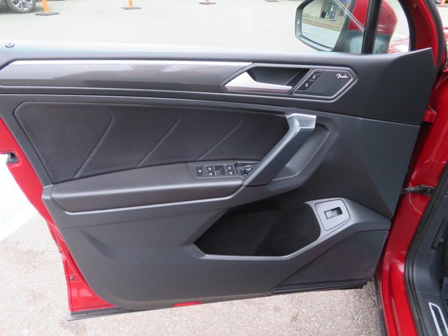 Used 2019 Cardinal Red Metallic Volkswagen SEL Premium image 21