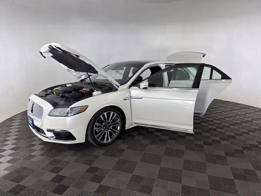 Used 2018 White Lincoln Select image 11