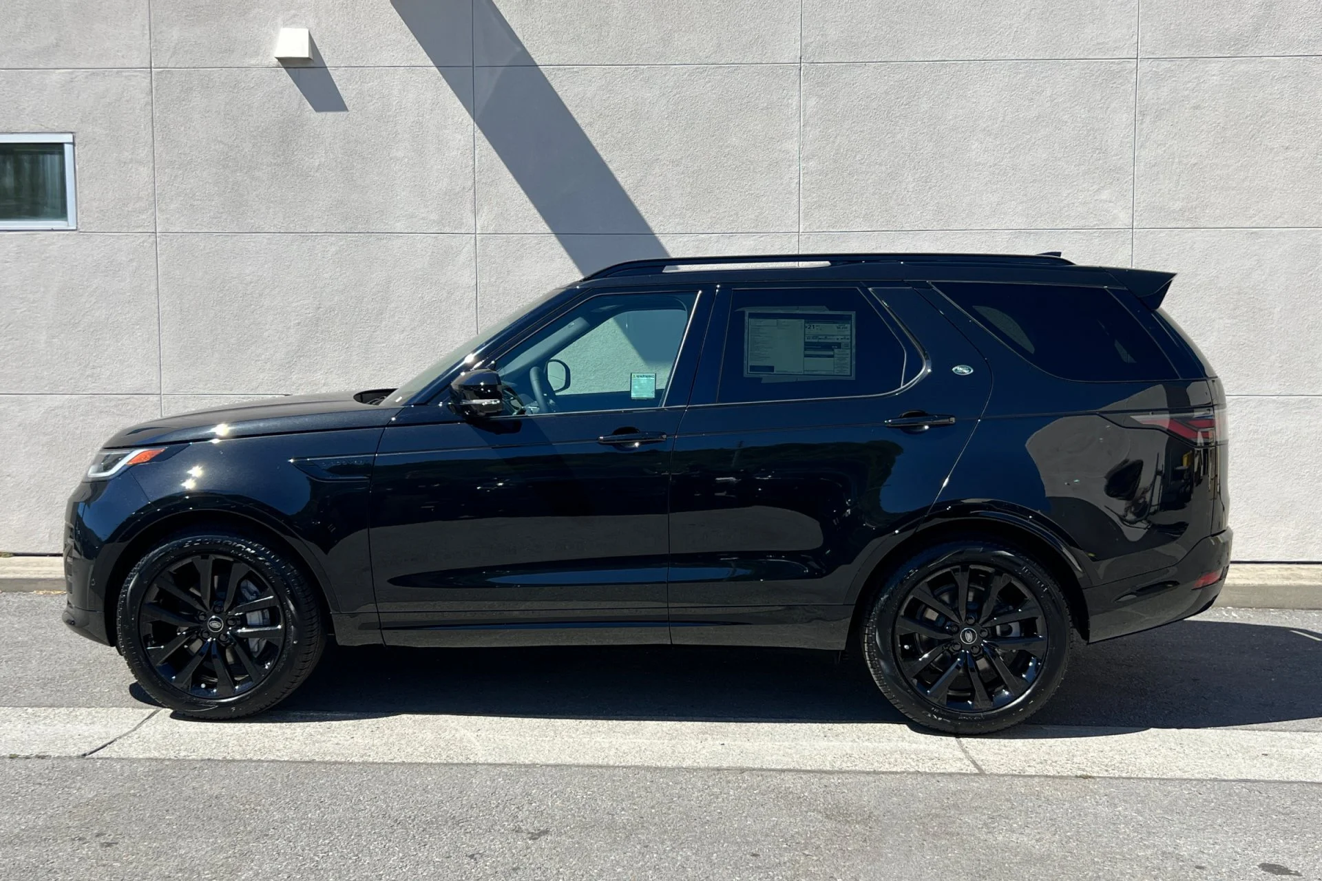 New 2026 Santorini Black Land Rover Dynamic SE image 5