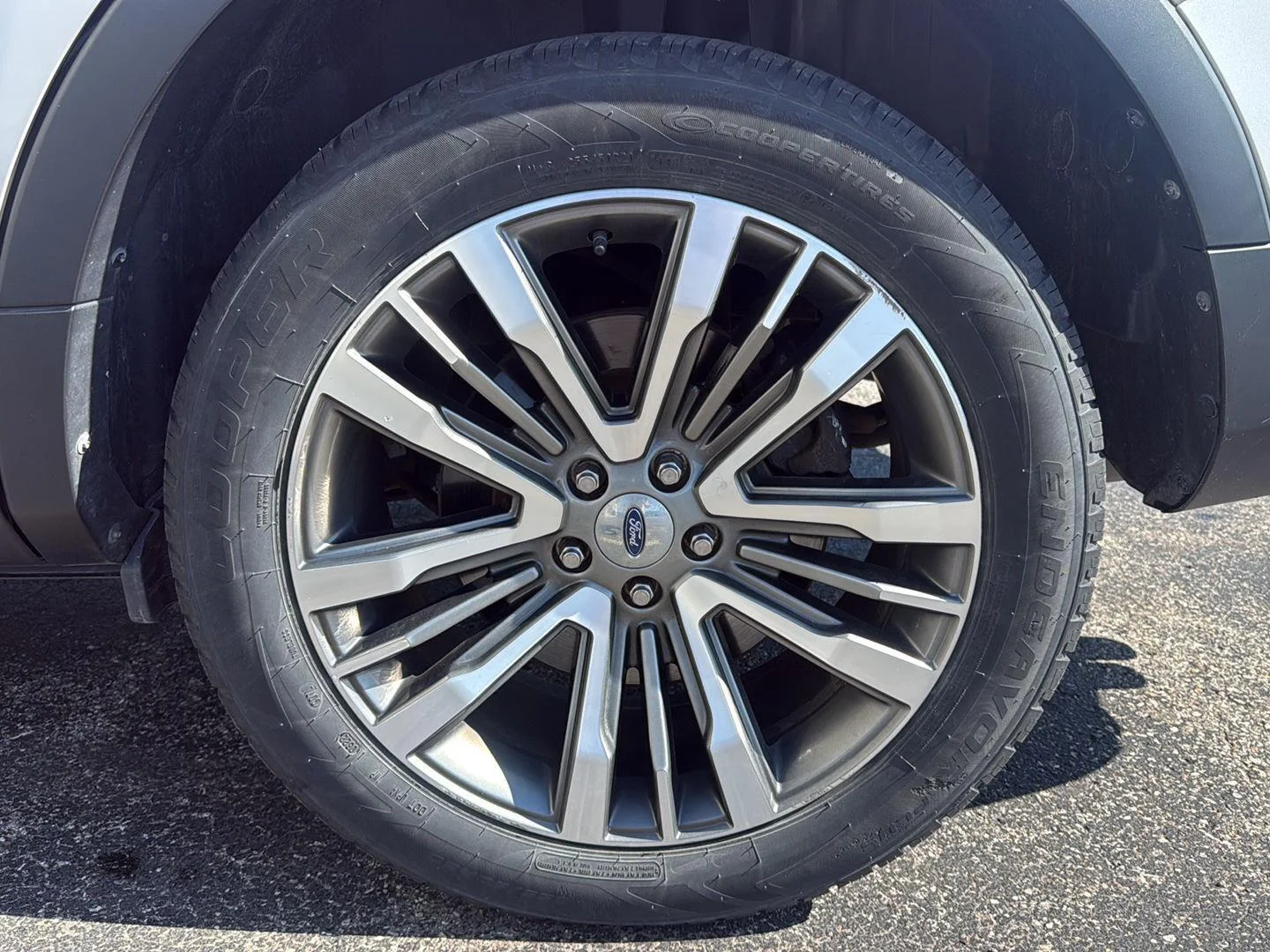 Used 2019 White Platinum Tri-Coat Metallic Ford Platinum image 3