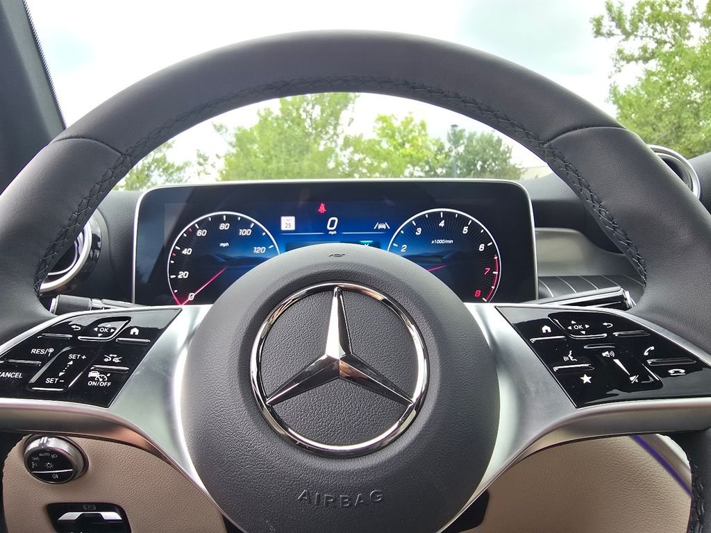 New 2027 Polar White Mercedes-Benz GLC 300 image 29