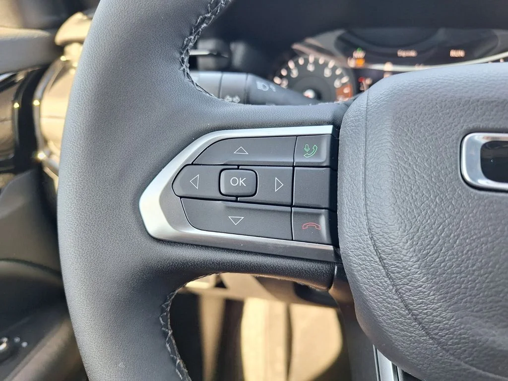 New 2026 Bright White Clearcoat Jeep Latitude image 23