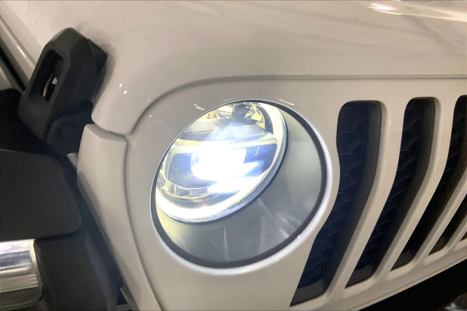 Used 2022 Bright White Clearcoat Jeep Unlimited Rubicon image 26