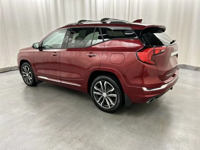 Used 2018 RED QUARTZ TINTCOAT GMC Denali image 3
