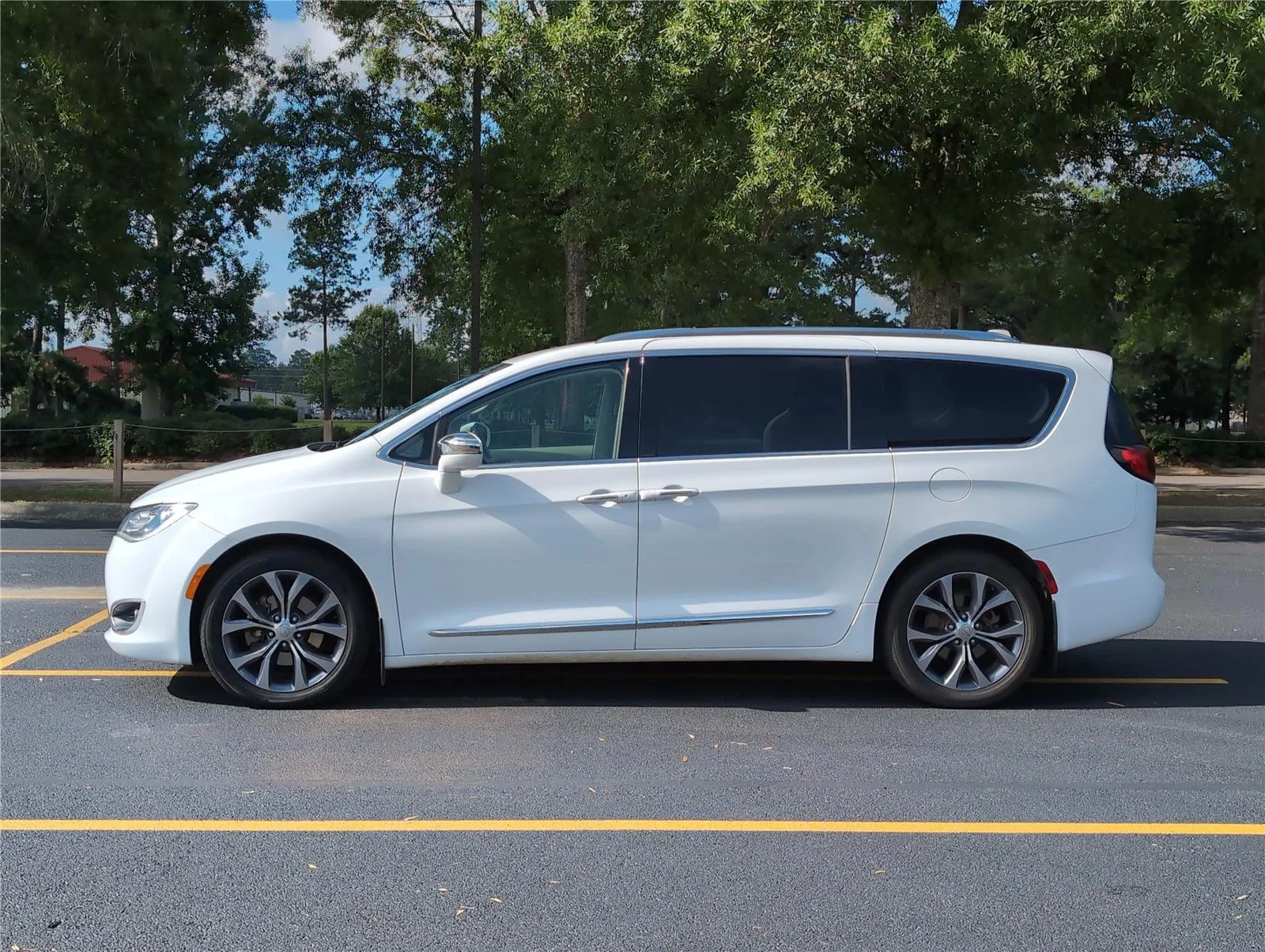 Used 2018 Bright White Clearcoat Chrysler Limited image 2
