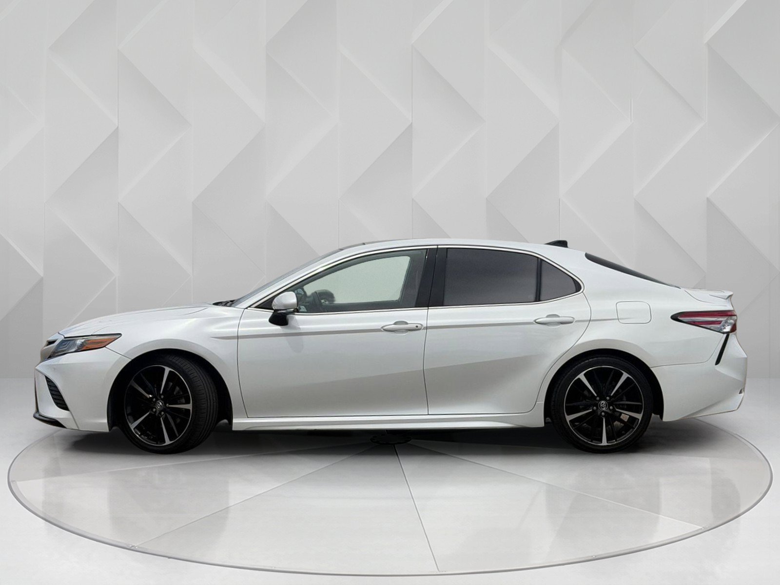 Used 2019 Wind Chill Pearl Toyota XSE V6 image 2