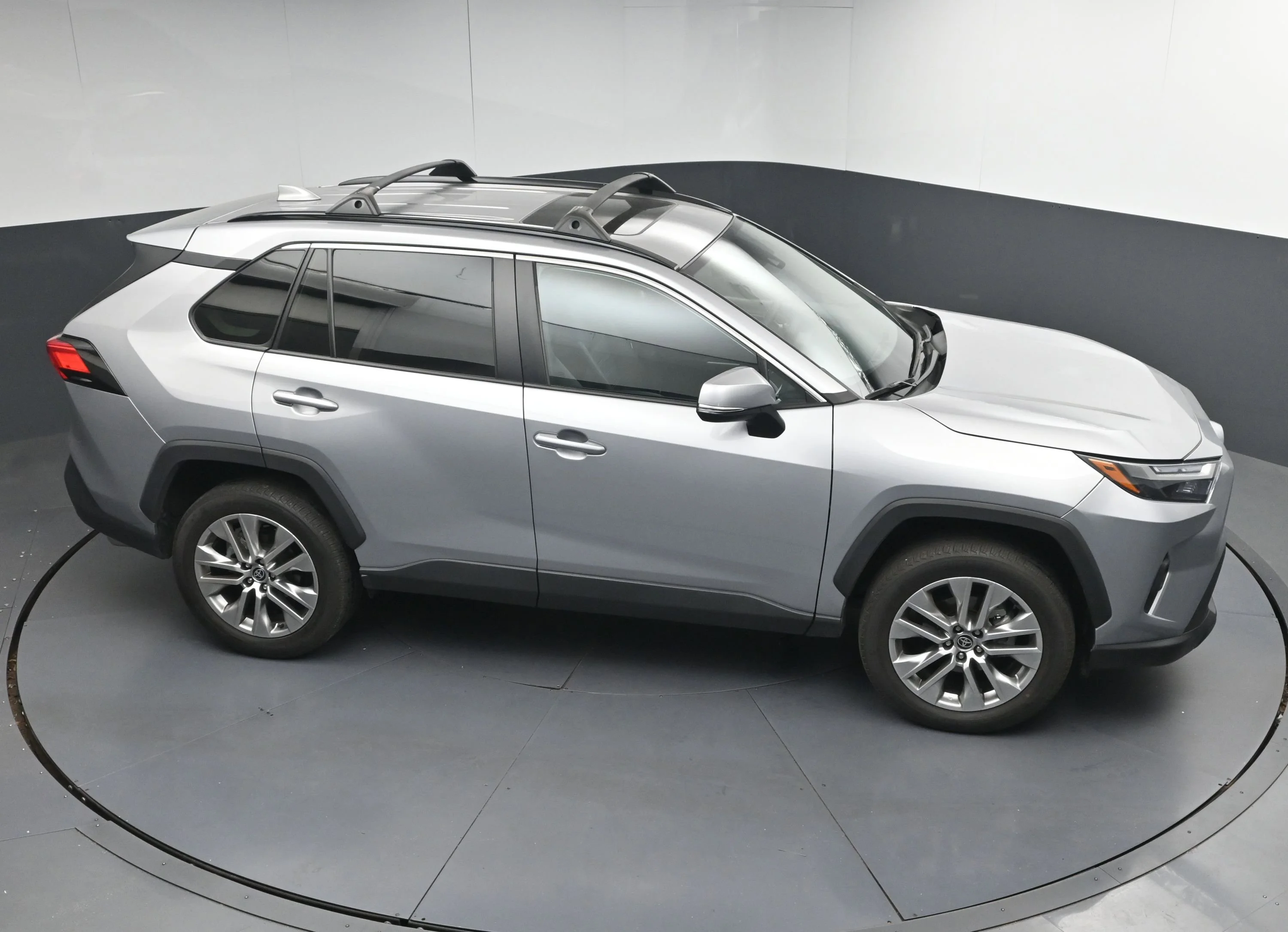 Used 2022 Silver Sky Metallic Toyota XLE Premium image 34