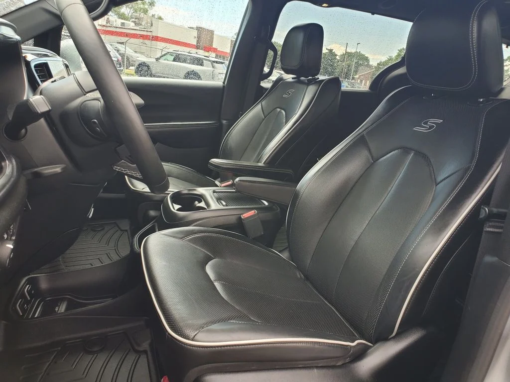 Used 2019 Silver Chrysler Limited image 5