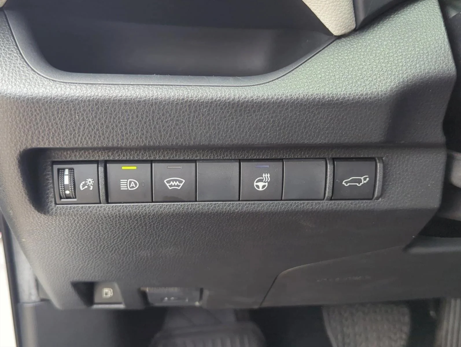 Used 2023 White Toyota Hybrid XLE Premium image 11