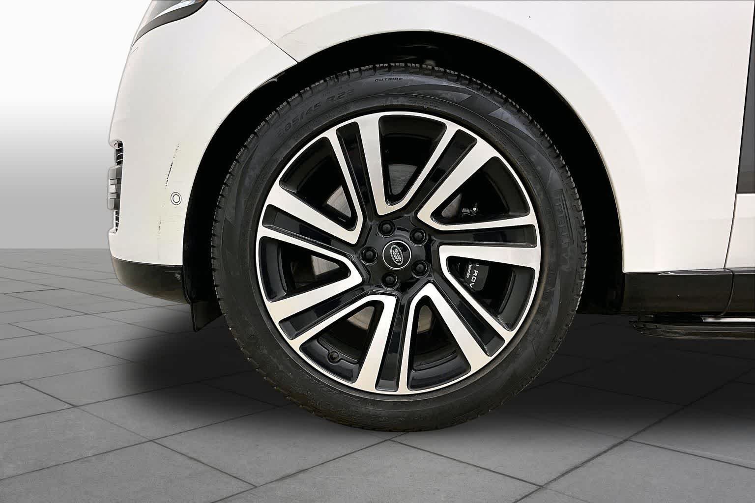 Used 2023 Fuji White Land Rover SE image 11