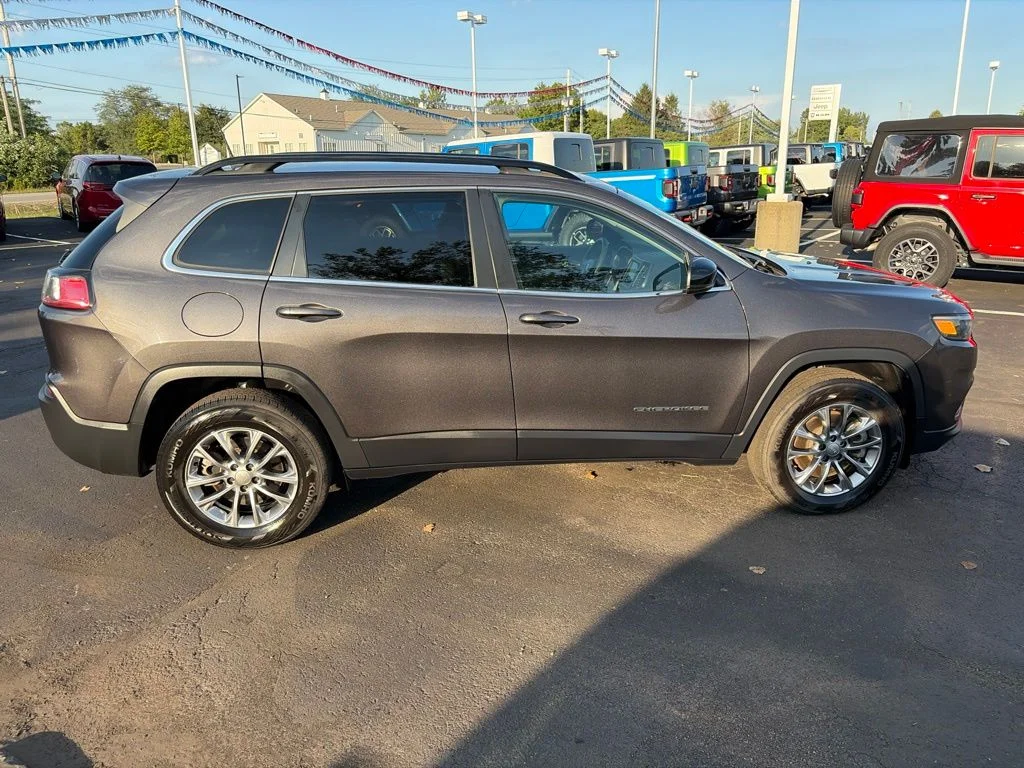 Certified Used 2022 Gray Jeep Latitude Lux image 8