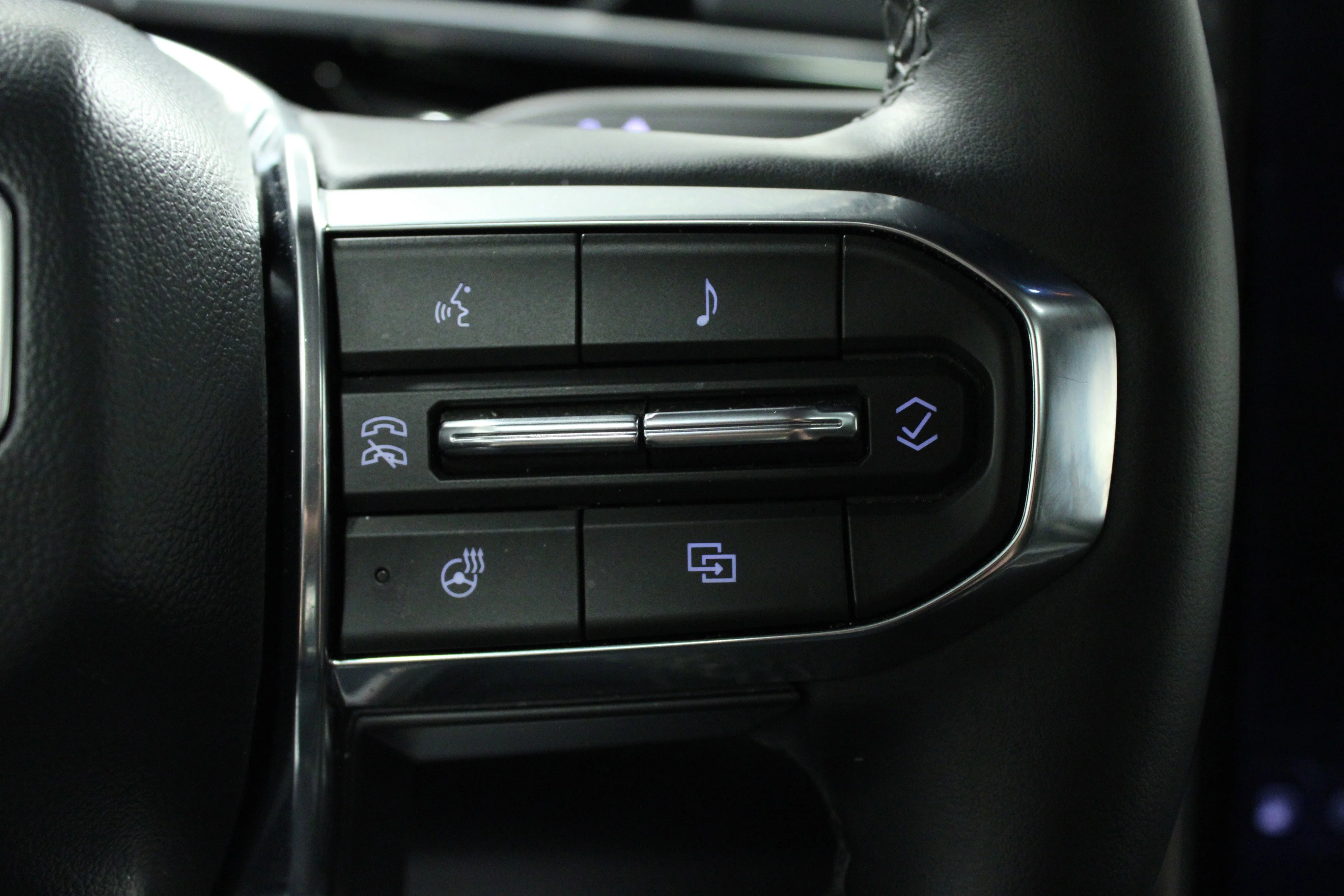 Used 2025 Dark Ember Tintcoat GMC Extended Range Denali image 21