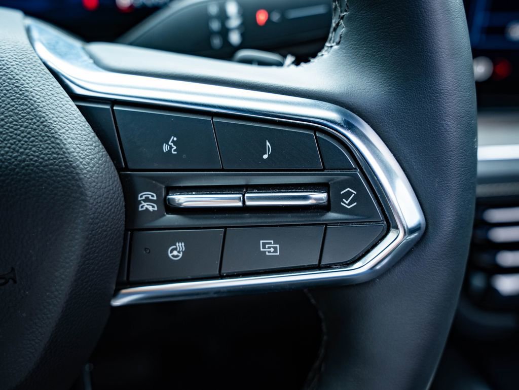 Used 2025 Black Chevrolet Premier image 31