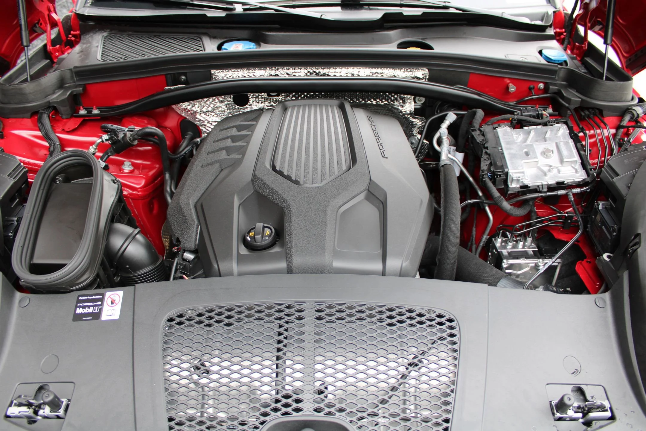 2026 Porsche Macan - Photo 28