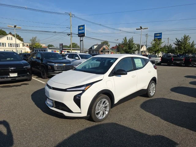 New 2027 White Chevrolet LT image 2