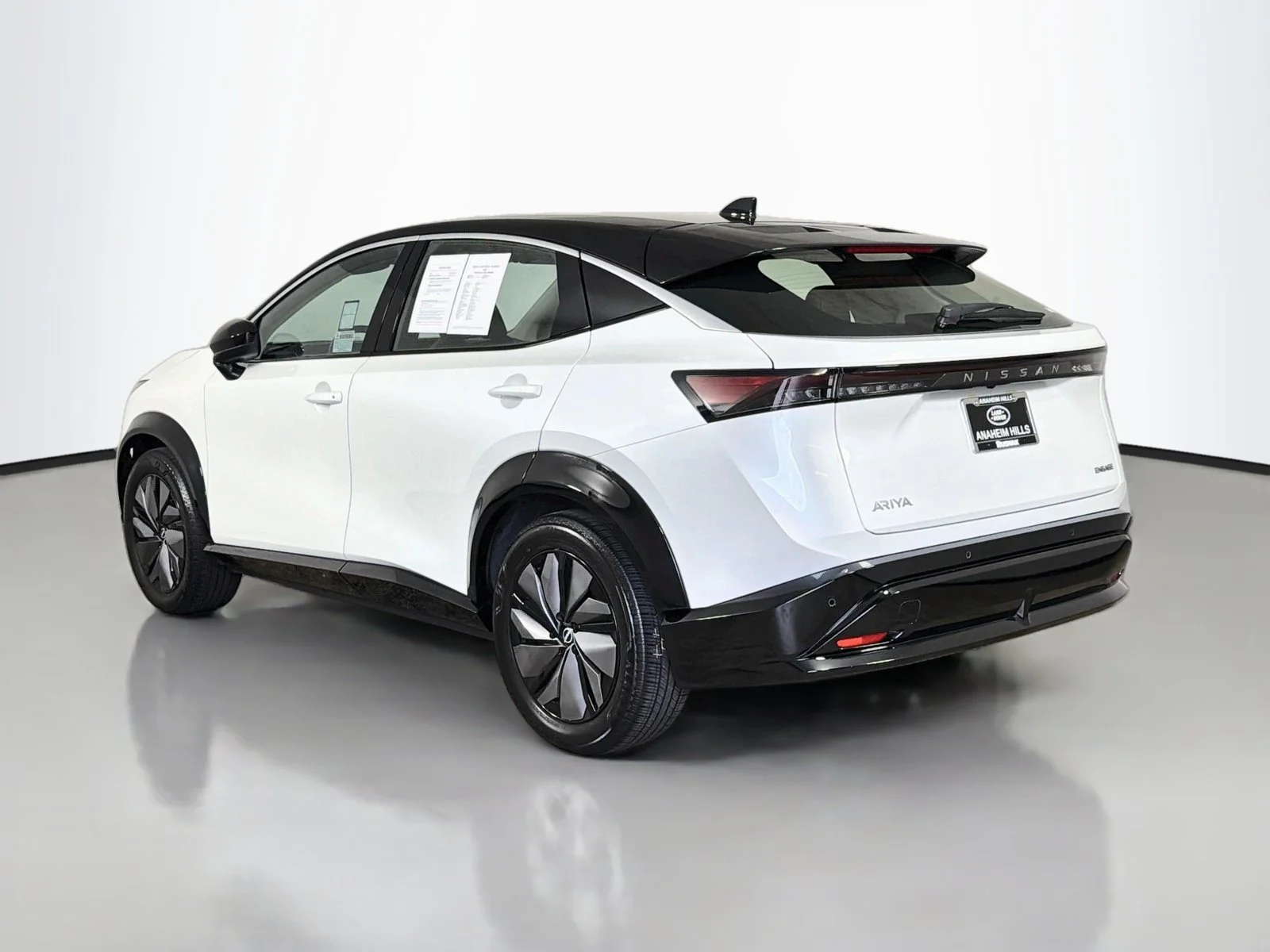 Used 2024 Everest White Pearl Tricoat/Black Diamond Pearl Nissan ENGAGE image 3