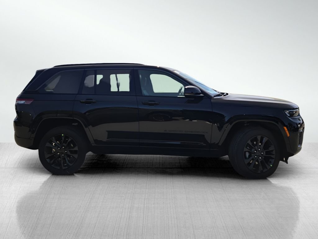 New 2026 Diamond Black Crystal Pearl-Coat Exterior Paint Jeep Limited Reserve image 3