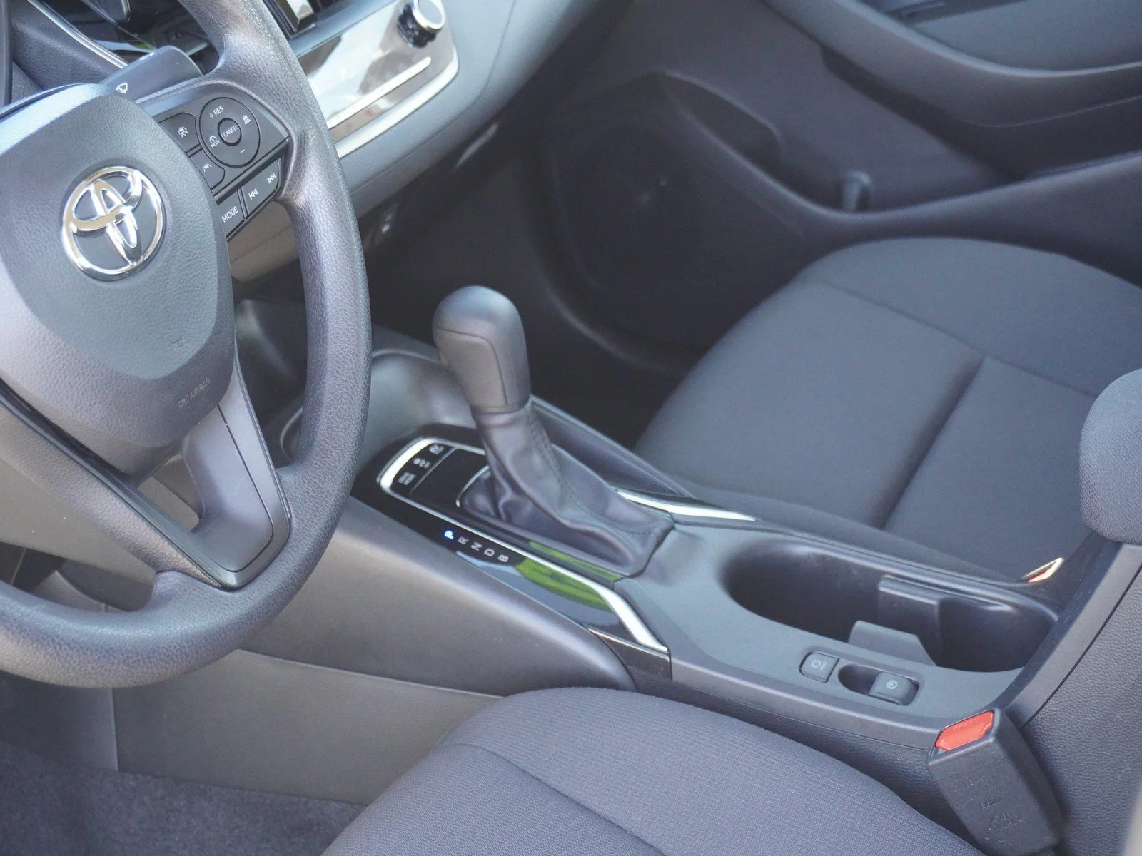Used 2024 Classic Silver Toyota Hybrid XLE image 19